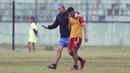 Pelatih Arema FC, Milomir Seslija, berbincang dengan Hanif Sjahbandi saat sesi latihan di Stadion Gajayana, Malang, Kamis (11/4). Latihan ini merupakan persiapan jelang laga final menghadapi Persebaya Surabaya. (Bola.com/Yoppy Renato)