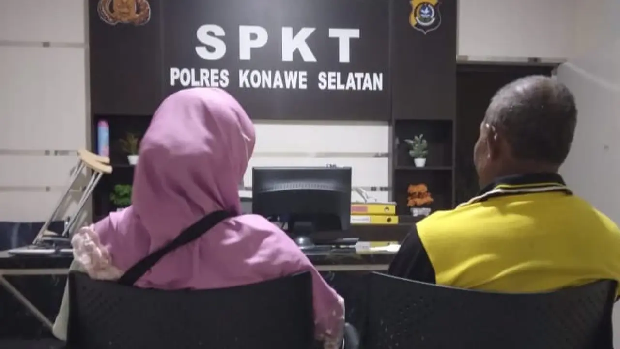 Pasutri di Konawe Selatan saat melapor ke polisi usai dituduh parakang dan rumahnya dibakar warga.(Liputan6.com/Ahmad Akbar Fua)