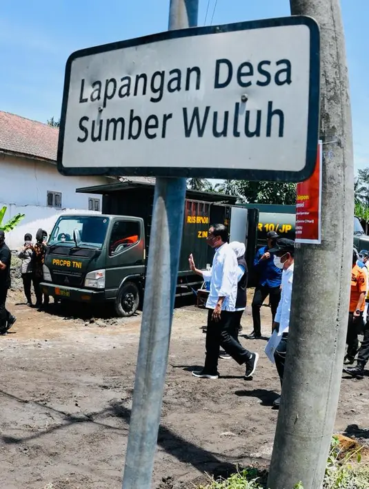 Presiden Joko Widodo tiba di Lapangan Desa Sumberwuluh, Kabupaten Lumajang pukul 10.21 WIB, Selasa, 7 Desember 2021. (Foto: Laily Rachev - Biro Pers Sekretariat Presiden)