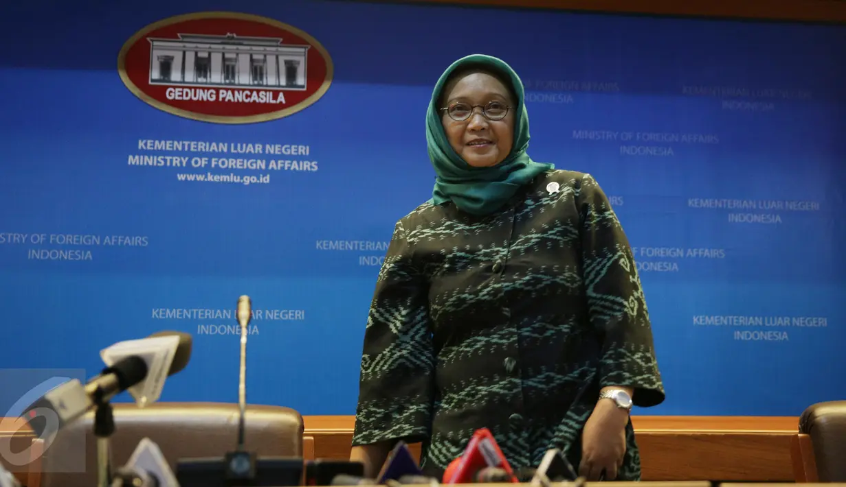 Menlu Retno Marsudi saat memberikan keterangan pers di Kemenlu, Jakarta, Jumat (3/2). Pertemuan Raja Salman dengan tokoh lintas agama dinilai sebagai satu kesejukan dan menunjukkan kearifan Raja Salman. (Liputan6.com/Angga Yuniar)