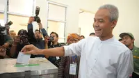 Calon Gubernur Jawa Tengah Ganjar Pranowo dan istri Nyoblos di TPS 2 (Liputan6.com/Jenar Kiansantang)