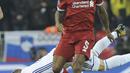 Pemain Liverpool, Georginio Wijnaldum (kanan) saat berebut bola dengan pemain Maribor, Dino Hotic pada laga Liga Champions grup E di Stadion Anfield, Liverpool, (1/11/2017). Liverpool menang 3-0. (AP/Rui Vieira)