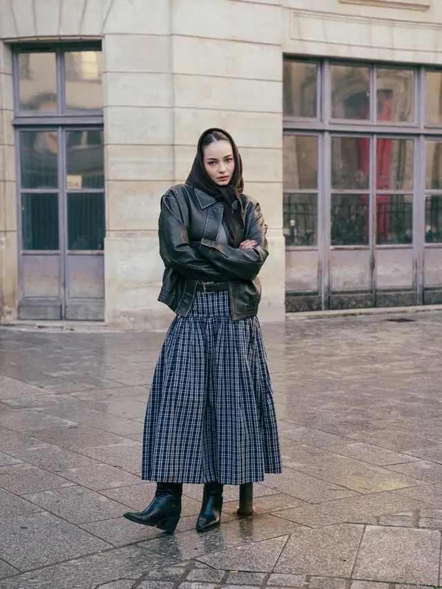 Deretan Gaya Stylish Enzy Storia Pakai Topi Hoodie Saat Liburan di Paris