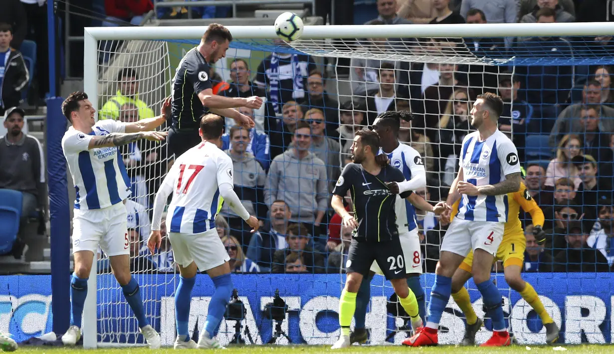 Bek Manchester City, Aymeric Laporte, mencetak gol ke gawang Brighton and Hove Albion pada laga Premier League di Stadion AMEX, Minggu (12/5). Manchester City menang 4-1 atas Brighton and Hove Albion. (AP/Frank Augstein)