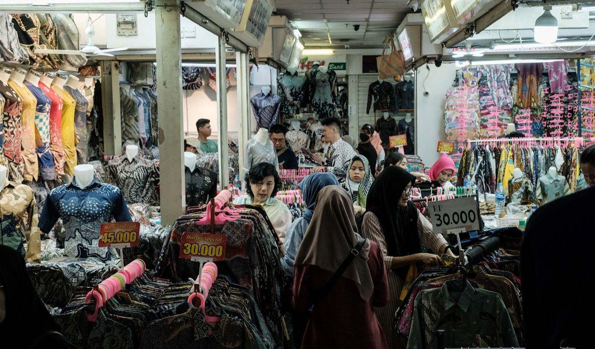 <b>"Pak sini pak, dagangan saya sudah sepi lama," teriak salah satu pedagang.</b><br>
