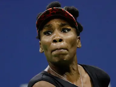 Petenis unggulan, Venus Williams melakukan pukulan ke arah petenis muda AS, Sloane Stephens pada babak semifinal  AS Terbuka 2017 di New York, Kamis (7/9). Venus gagal melaju ke final setelah kalah  melalui tiga set 1-6, 6-0, 5-7.  (AP Photo/Julio Cortez)