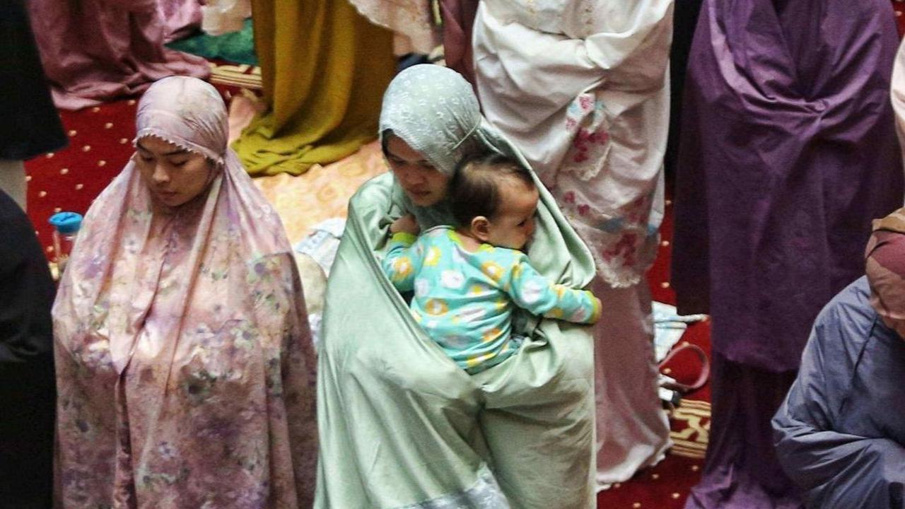 Bahkan di antara para jemaah ada yang membawa anak mereka mengikuti ibadah salat Tarawih di Masjid Istiqlal. Foto: Liputan6.com / Angga Yuniar