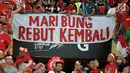 Suporter membentangkan spanduk saat Timnas U-22 Indonesia bertanding melawan Malaysia dalam laga semifinal Sea Games 2017 di Stadion Shah Alam, Malaysia, Sabtu (26/8). (Liputan6.com/Faizal Fanani)