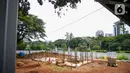 Suasana proyek pembangunan jalur MRT Jakarta fase II di kawasan Thamrin, Jakarta, Rabu (6/1/2021). Jalur MRT fase II tahap kedua (CP202) yaitu dari Harmoni-Mangga Besar juga diperkirakan akan mundur hingga Agustus 2027. (Liputan6.com/Faizal Fanani)
