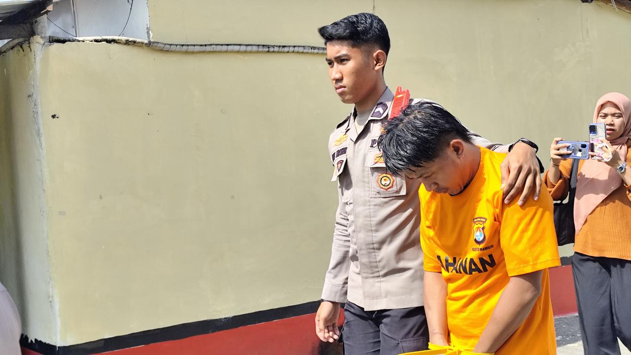 Tersangka kasus pengeroyokan inisial MI saat menyerahkan diri ke Polsek Tapalang. (merdeka.com/Istimewa)