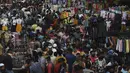 Pembeli memadati area pasar antara Teen Darwaja dan Kuil Bhadrakali menjelang Diwali, Festival Cahaya Hindu, di Ahmedabad, India, Minggu (8/11/2020). India saat ini menjadi negara kedua yang paling parah terdampak virus corona atau Covid-19 setelah Amerika Serikat. (SAM PANTHAKY/AFP)