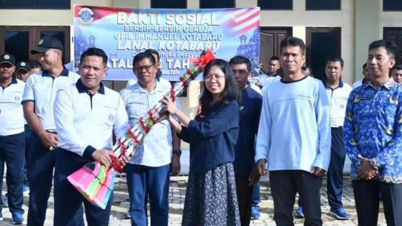 Dipimpin Letkol, Prajurit TNI AL Ramai-Ramai Datangi Gereja dengan 'Bersenjatakan' Sapu