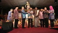 Wayang kulit yang diselenggarakan oleh MPR bekerja sama dengan Pemda Kota Bengkulu ini dibuka secara resmi oleh Ketua MPR Zulkifli Hasan ditandai penyerahan toloh wayang Broto Seno