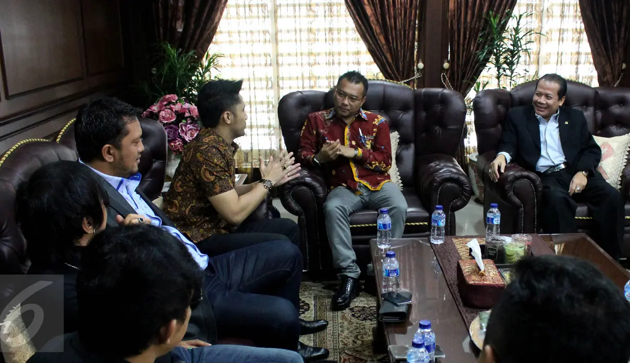 Wakil ketua DPR Taufik Kurniawan (kanan) bertemu dengan pelaku film dan musik seperti Hengky Kurniawan dan Ian Kasela beserta anggota Komisi X Anang Hermansyah di Kompleks MPR/DPR, Senayan, Jakarta,  (18/1). (Liputan6.com/Johan Tallo)