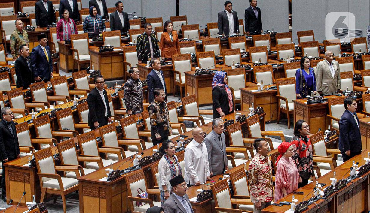 Sebanyak 290 anggota DPR hadir dan izin dalam rapat ini. (Liputan6.com/Faizal Fanani)
