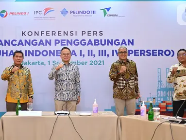 Wakil Menteri BUMN II, Kartika Wirjoatmodjo (tengah) bersama jajaran Direktur Utama Pelindo I,II,III, IV dan Direktur Operasi dan Komersial saat jumpa pers Rancangan Penggabungan PT Pelabuhan Indonesia I,II,III, dan IV, di Jakarta, Rabu (01/09/2021). (Liputan6.com/HO/Pelindo)