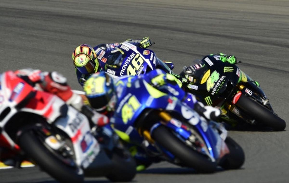 Lorenzo angkat trofi juara dunia MotoGP 2015