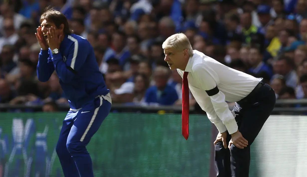 Pelatih Chelsea, Antonio Conte (kiri) dan pelatih Arsenal Arsene Wenger saat mengintruksikan para pemainnya saat bertanding FA Community Shield di Stadion Wembley, London, Inggris (6/8). (AFP Photo/Ian Kington)