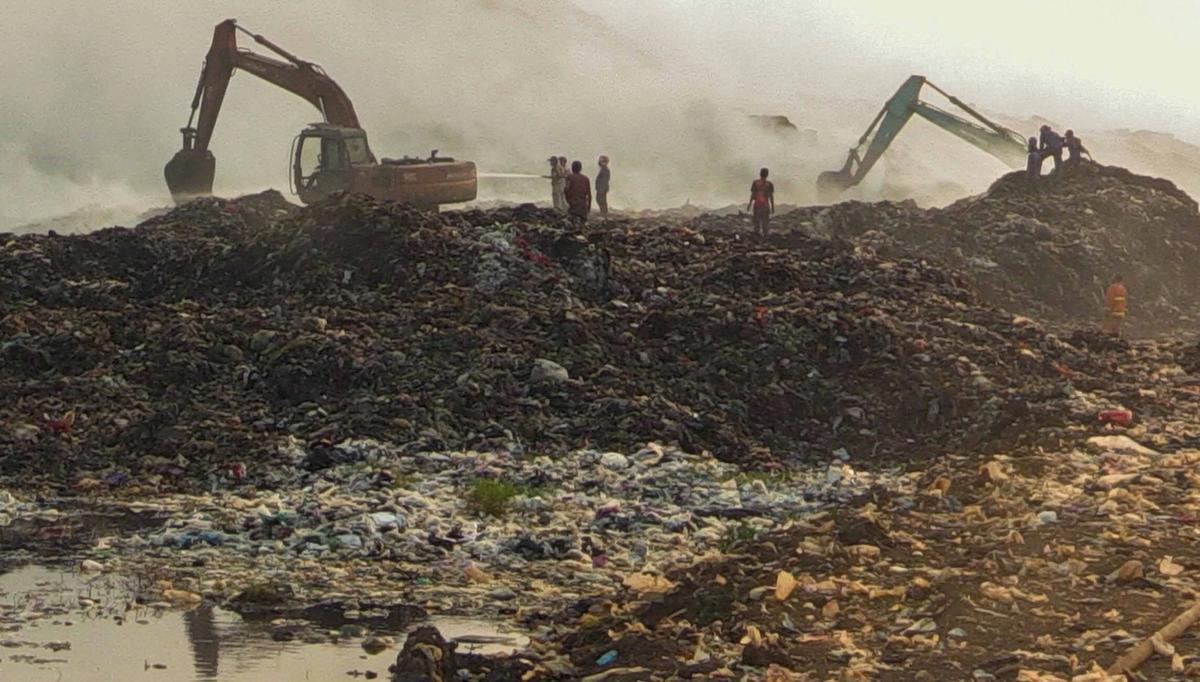 FOTO: Pemadaman TPA Jatiwaringin Memasuki Hari Keempat