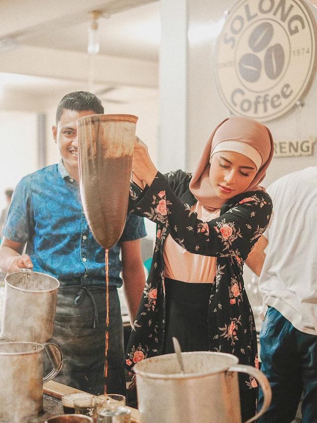 Pesona Awkarin Berhijab Saat Liburan di Aceh (sumber: instagram/@awkarin)