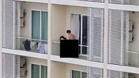 Sepasang Kekasih Nekad Hubungan Intim di Balkon Apartemen