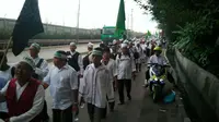 Jalan kaki ke Monas untuk mengikuti demo 2 Desember (Liputan6.com/ Moch Harun Syah)