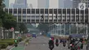 Suasana saat jam pulang kerja di Jalan Jenderal Sudirman, Jakarta, Rabu (3/11/2021). Salah satu aturan kerja pada sektor non esensial diizinkan bekerja dari kantor atau 'work from office' (WFO) 75 persen dan sektor esensial 100 persen. (Liputan6.com/Herman Zakharia)
