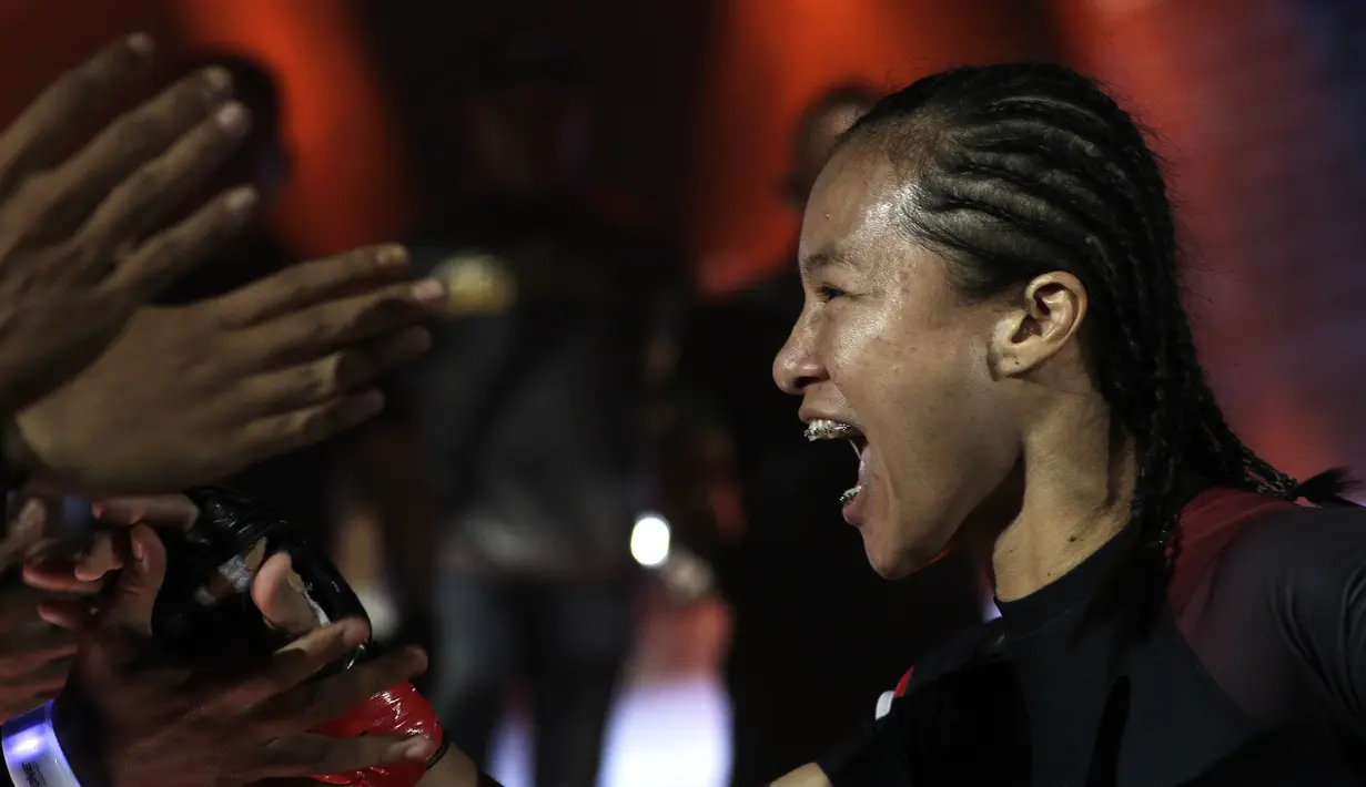 Petarung Indonesia, Priscilla Lumban Gaol, menyapa suporter saat akan melawan petarung Kamboja, Nou Srey Pov, pada laga ONE Championship di Istora Senayan, Jakarta, Jumat (3/5). Priscilla menang mutlak atas lawannya. (Bola.com/Yoppy Renato)