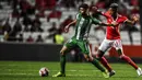 Striker Rio Ave, Mehdi Taremi (kiri) menguasai bola dibayangi gelandang Benfica, Florentino Luis dalam laga Primeira Liga 2019/2020 di Da Luz Stadium, Lisbon (2/11/2019). Pemain asal Iran berusia 30 tahun yang sejak awal musim 2020/2021 memperkuat FC Porto ini pernah menjadi top skor di Liga Portugal (Primeira Liga) dengan torehan 18 gol pada musim 2019/2020 saat membela Rio Ave. (AFP/Patricia De Melo Moreira)