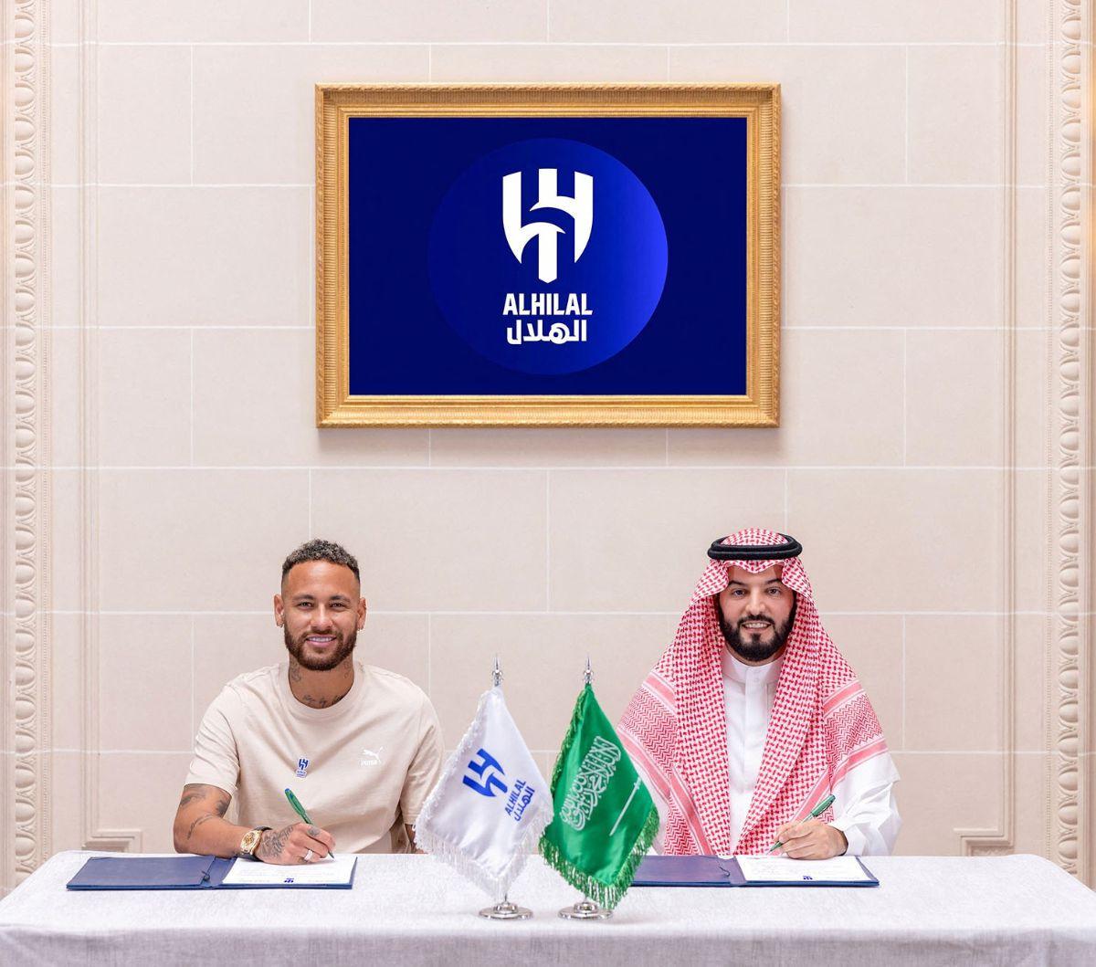 Bintang Brasil, Neymar resmi meneken kontrak sebagai pemain anyar klub raksasa Arab Saudi, Al Hilal. 

Kepindahan Neymar itu diumumkan langsung oleh Al Hilal di akun media sosialnya, pada Selasa (17/8/2023) waktu setempat.