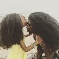 Benny Harlem dan anaknya Jaxyn mengambil alih perhatian netizen dengan gaya rambut kribonya yang unik. (Via: boredpanda.com)