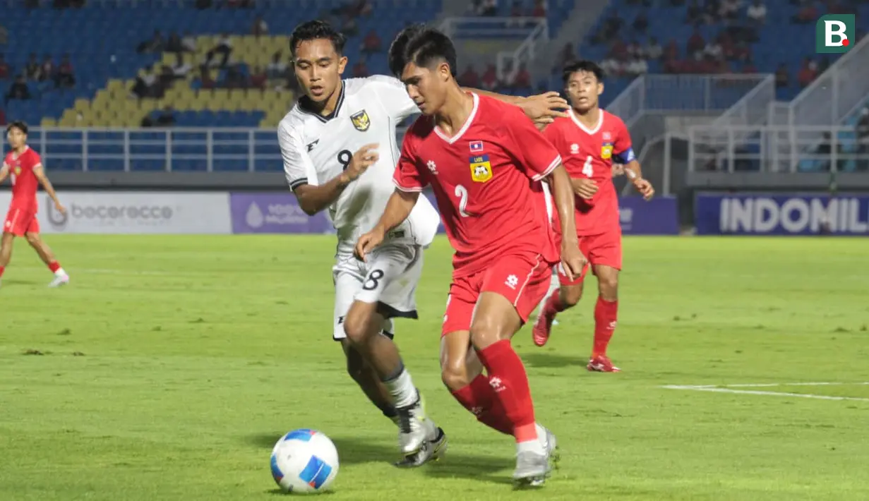 <p>Pemain Timnas Indonesia U-23, Muhammad Reyhan Hannan, membayangi pemain Laos, Phoutthavong Sangvilay, dalam laga Grup J Kualifikasi Piala Asia U-23 2026 di Stadion Gelora Delta, Sidoarjo, Jawa Timur, Rabu (03/09/2025). (Bola.com/Wahyu Pratama)</p>