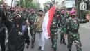 Marinir AL saat menghalau massa usai terjadi pelemparan batu di Jalan MH, Thamrin, Jakarta, Selasa (13/10/2020). Massa pengunjuk rasa yang menolak Omnibus Law UU Cipta Kerja akhirnya dibubarkan aparat. (merdeka.com/Arie Basuki)