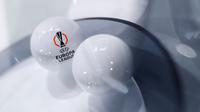 Foto menunjukkan logo kompetisi pada bola undian sebelum pengundian babak 16 besar turnamen sepak bola Liga Eropa UEFA 2024-2025 di House of European Football di Nyon, pada 21 Februari 2025. (Valentin Flauraud/AFP)