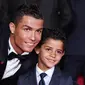 Pesepak bola, Cristiano Ronaldo bersama putranya Cristiano Ronaldo Jr. foto bersama ketika menghadiri pemutaran perdana fim dokumenter "Ronaldo" di Leicester Square, Inggris, Senin (9/11/2015). (EPA/Facundo Arrizabalaga)