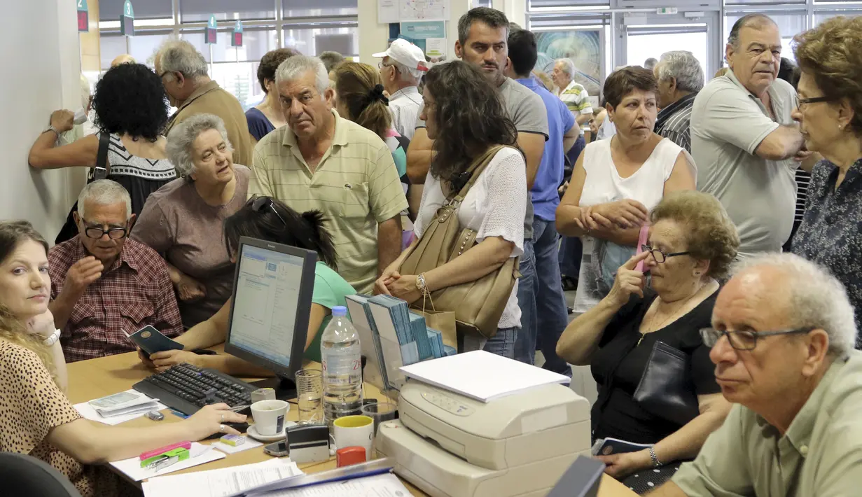 Sejumlah pensiunan menunggu di loket bank untuk mendapatkan uang pensiunan mereka di bank nasional di Iraklio, Yunani, (9/7/2015). Banyak bank di Yunani tutup dan penarikan uang tunai dari ATM dibatasi hanya 67 dolar sehari. (REUTERS/Stefanos Rapanis)