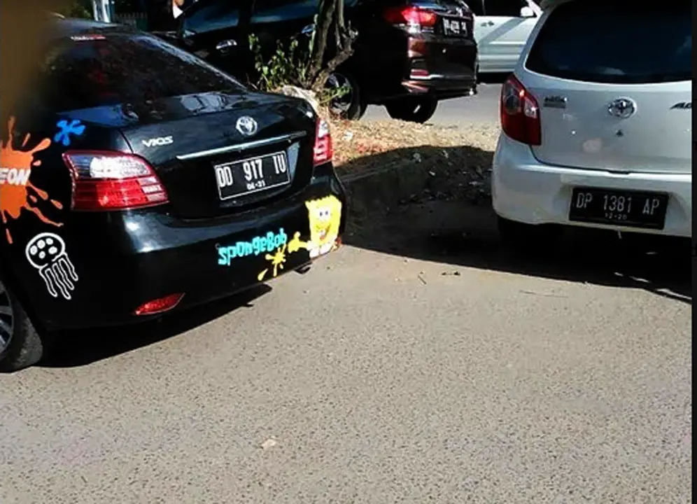 Mobil pemukul pelajar SMA di Kota Makassar, Sulsel, karena sepeda motor korban tak sengaja menyenggol spion mobil pelaku. (Foto: Istimewa/Facebook/Liputan6.com/Fauzan)
