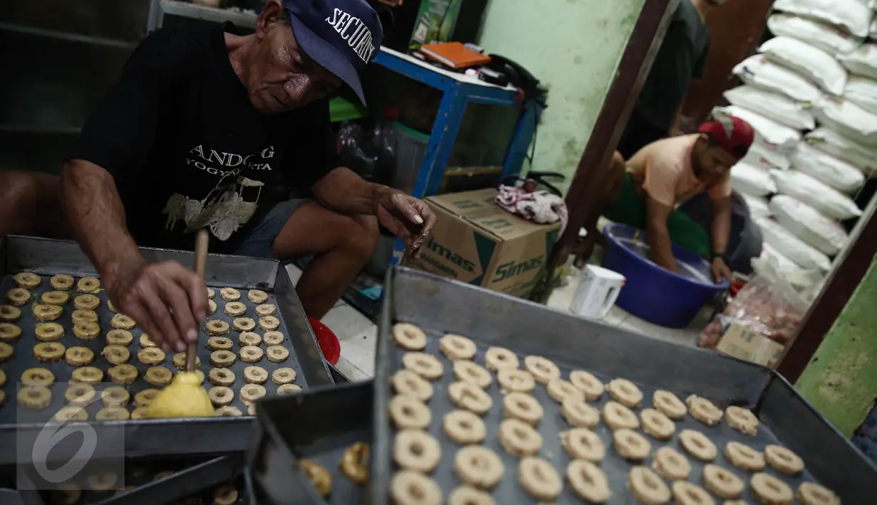 Pekerja menyelesaikan produksi kue kering di Industri kue rumahan Kwitang Pusaka, Jakarta,  (21/6). Produksi kue kering industri rumahan mencapai 30 kaleng besar per hari yang dijual ke agen dengan harga Rp500 ribu per kaleng. (Liputan6.com/Faizal Fanani)