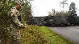 Garda Nasional Angkatan Darat AS memeriksa kadar gas sulfur dioksida di lahar dingin usai letusan gunung berapi Kilauea di Hawaii (8/5). (Mario Tama / Getty Images / AFP)