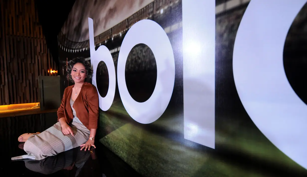 Pevoli putri Jakarta Electric PLN, Berlian Marsheilla tampil beda saat menghadiri peluncuran portal berita olahraga online Bola.com di Jakarta, Selasa (28/4/2015). (Liputan6.com/Helmi Fithriansyah)