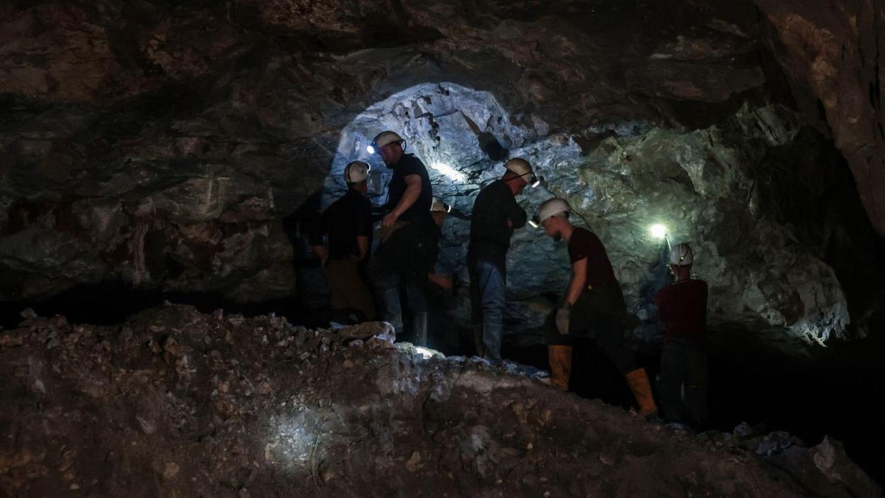 Ada hal yang menarik melihat suasana Ramadan para penambang di Kosovo. Mereka tetap menjalankan ibadah puasa selama bekerja di bawah tanah sedalam 800 meter di Tambang Trepca. Selama Ramadan, mereka teguh menjalani kewajiban agama mereka. Foto: REUTERS / 