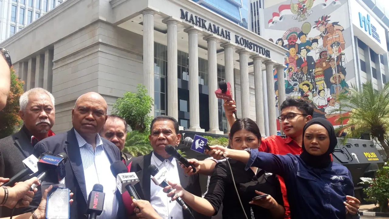 Tim Pembela Demokrasi Indonesia (TPDI) dan Perekat Nusantara menyambangi Gedung Mahkamah Konstitusi (MK), untuk menyatakan sikap dan dukungannya agar para hakim konstitusi bisa bersikap netral.