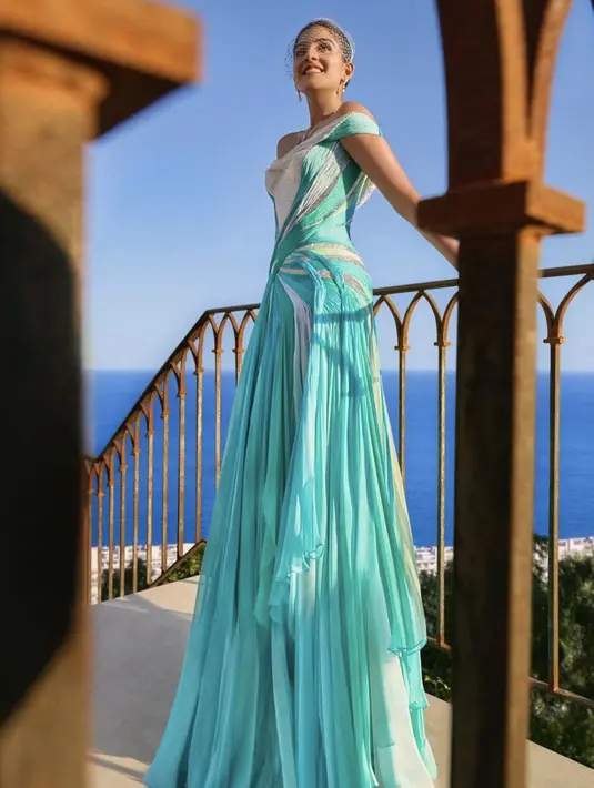 Ia juga melengkapi gayanya dengan aksen veil yang menutuoi wajahnya dengan cantik.  [Foto: Instagram/@shaleenanathani]