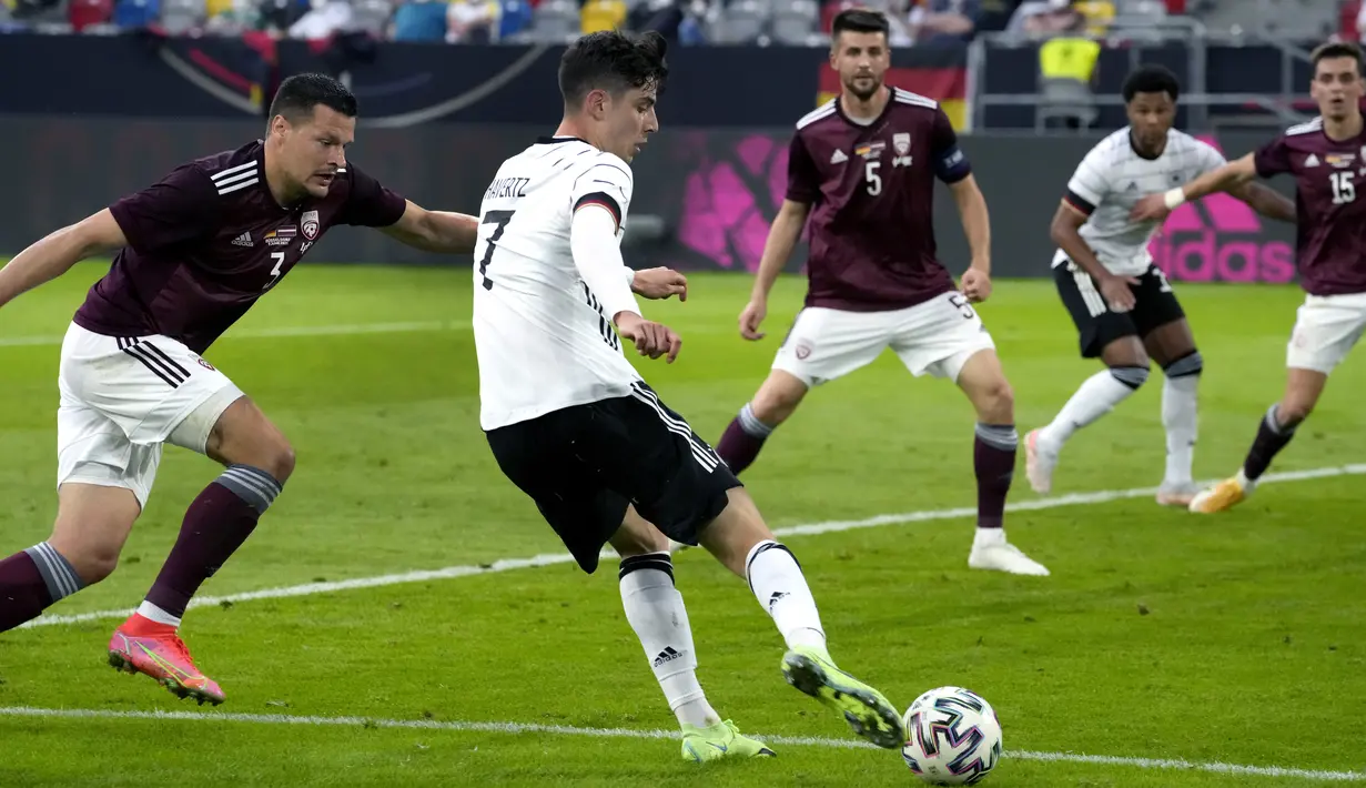 Gelandang timnas Jerman, Kai Havertz (depan) mencetak gol keeempat untuk timnya ke gawang Latvia dalam laga uji coba jelang EURO 2020 di Merkur Spiel Arena, Selasa (8/6/2021) dini hari WIB. Timnas Jerman memenangkan pertandingan dengan skor 7-1. (AP Photo/Martin Meissner)
