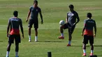Para pemain timnas Peru menghadiri sesi latihan menjelang perebutan juara ketiga Copa America 2021 melawan Kolombia, di Brasilia, Brasil, Kamis (8/7/2021). Laga Kolombia vs Peru akan digelar di Stadion Nasional, Sabtu, 10 Juli pada pukul 07.00 WIB. (EVARISTO SA / AFP)