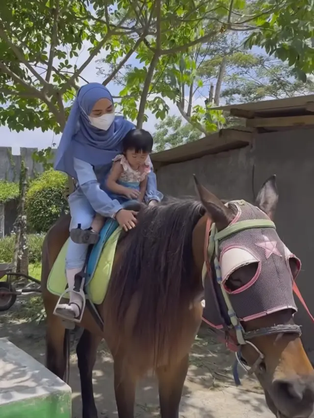 Teuku Ryan belakangan ini tidak ikut berlibur bersama Ria Ricis dan Moanna