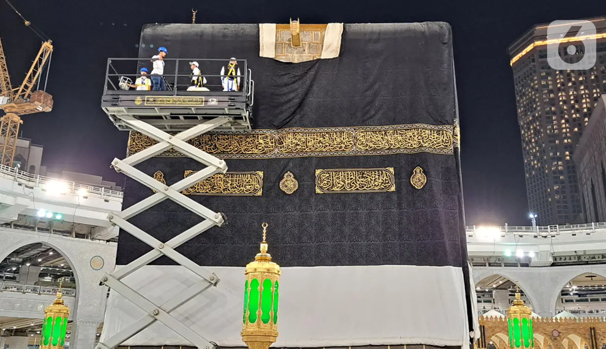 Proses penggantian kiswah Kakbah ini dilakukan selepas sholat Isya' di Masjidil Haram. (FOTO:MCH PPIH ARAB SAUDI 2023)