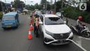 Petugas gabungan menghentikan pengendara mobil yang hendak menuju Puncak di Simpang Gadog, Bogor, Kamis (24/12/2020). Polisi bakal menutup jalur Puncak guna mengantisipasi lonjakan volume kendaraan dan penyebaran Covid-19 seiring peringatan malam tahun baru. (merdeka.com/Arie Basuki)
