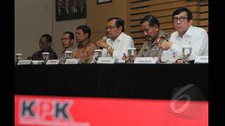 Jaksa Agung RI, H.M. Prasetyo (tengah) memberikan pernyataan di Gedung KPK, Jakarta, Senin (2/3/2015).  KPK melimpahkan kasus dugaan tindak pidana korupsi transaksi mencurigakan Komjen Pol Budi Gunawan ke Kejaksaan Agung. (Liputan6.com/Herman Zakharia)