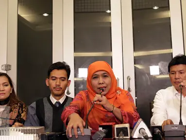 Menteri Sosial Khofifah Indar Parawansa (kedua kanan) memberikan keterangan mengenai 99 anak laki-laki yang dijual AR (41) ke komunitas gay di Jakarta, Rabu (31/8). (Liputan6.com/Johan Tallo)